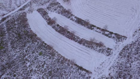 Drohnenaufnahmen-Aus-Der-Vogelperspektive-Auf-Schneebedeckte-Berge-Und-Felder-In-Spanien