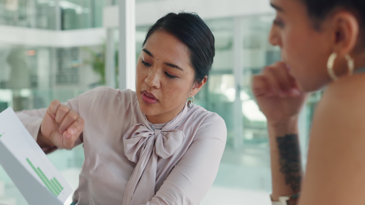 토론, 문서, 사업가 여성들의 대화