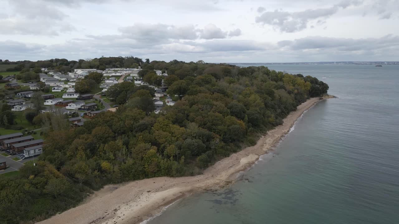 Luftfoto af landsbyen St Helens, opkaldt efter St Helena Kirke, en ødelagt kirke bygget i det 12. århundrede, Cluniac priorat. Kun kirketårnet står tilbage, drone bevæger sig fremad