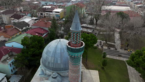 minarete y cúpula de la famosa mezquita verde en la ciudad histórica de iznik en turquía - toma aérea de drones