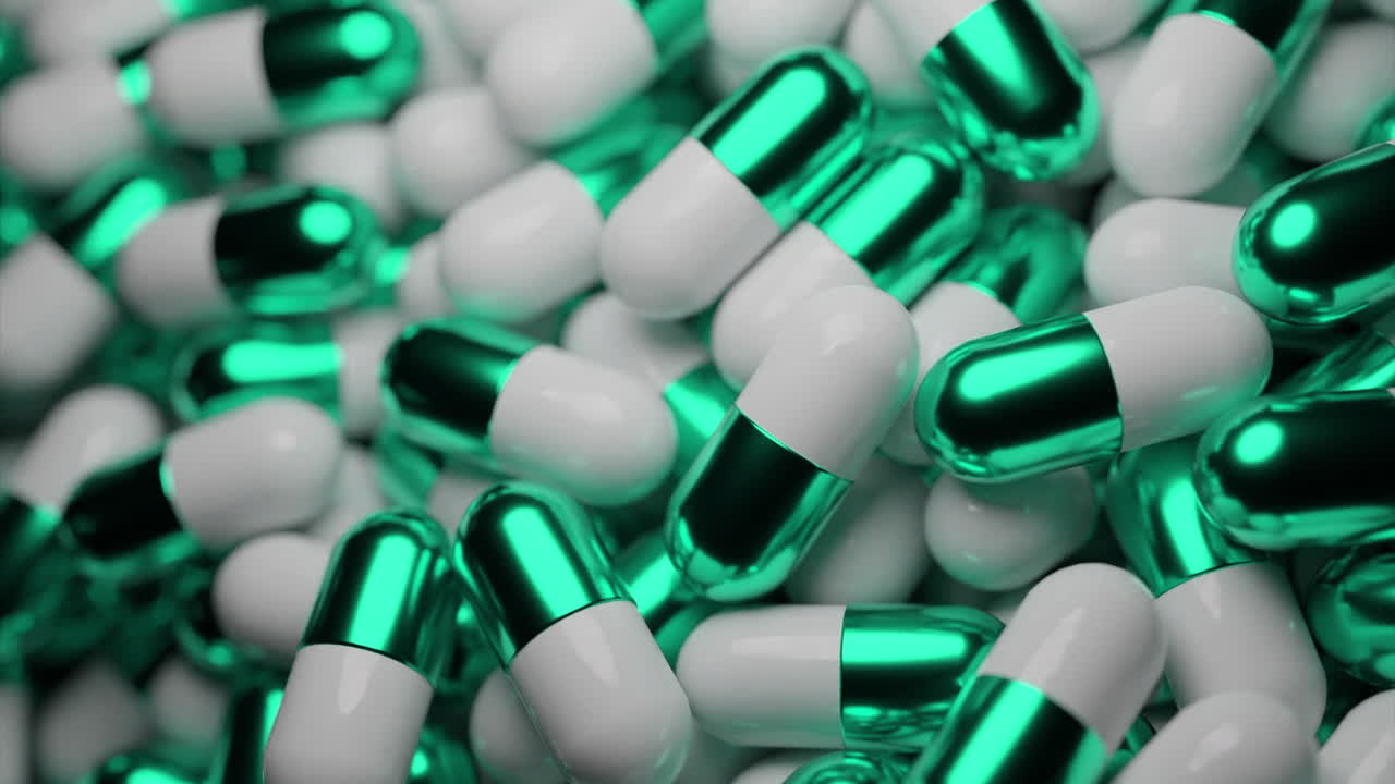 pila de cápsulas verdes y blancas brillantes