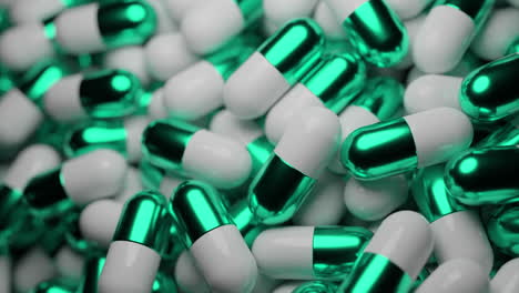 pila de cápsulas verdes y blancas brillantes