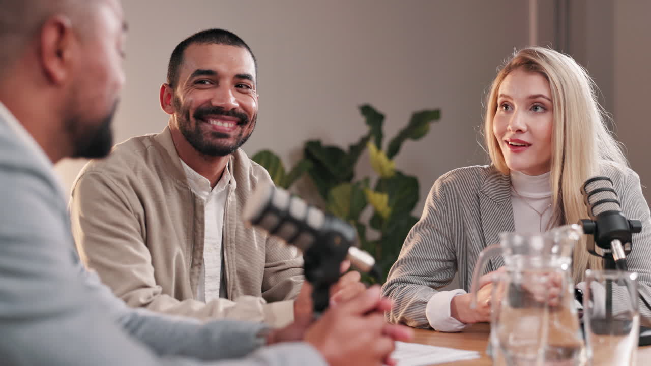 entrevista de podcast en el estudio