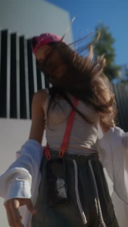 mujer joven con trajes de verano