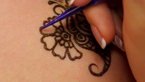 aplicación de diseño de tatuaje de henna