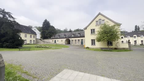 Gebäude-Des-Alten-Klosters-Heisterbach-In-Deutschland-In-Der-Nähe-Des-Siebengebirges-Renoviert