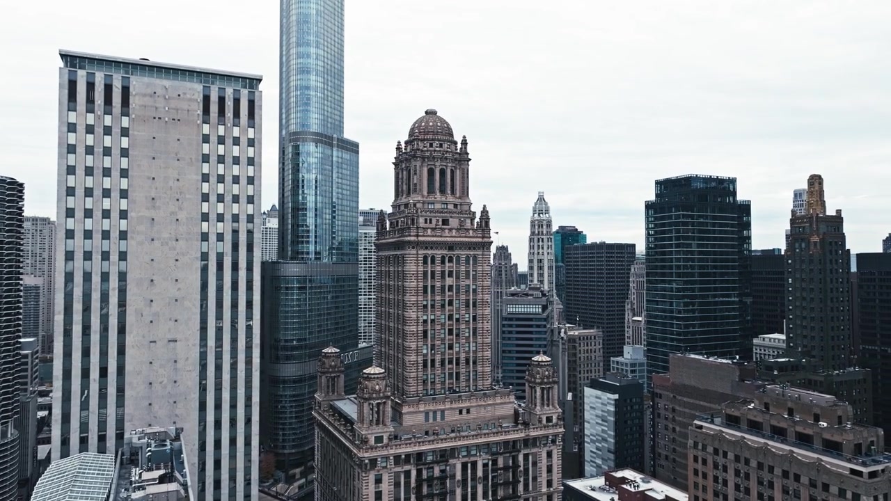 Inquadratura aerea da sinistra dello skyline di Chicago che mostra le sue torri storiche e l'architettura circostante scintillante