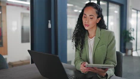 Comparación-De-Tableta,-Computadora-Portátil-Y-Mujer-De-Negocios.