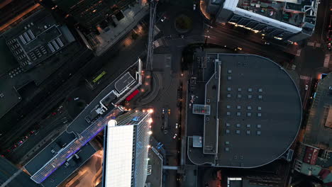 oslo, noruega por la noche aero del centro de oslo, famosa vista del centro de la ciudad, arquitectura cinematográfica, vista desde arriba del dron, resplandor de la luz de la calle, ciudad europea iluminada, 4k 60 fps