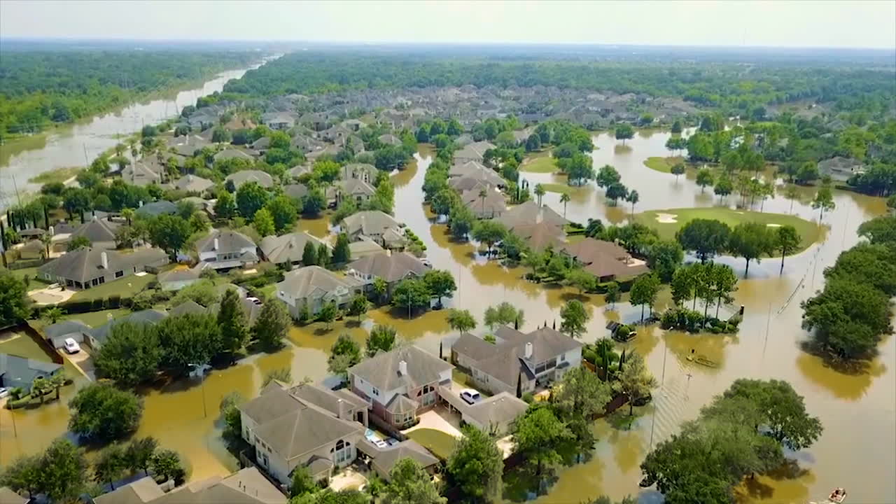 una antena sobre las inundaciones y la destrucción en houston por el huracán harvey