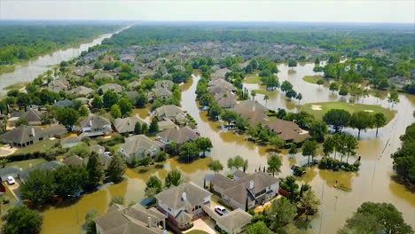 una antena sobre las inundaciones y la destrucción en houston por el huracán harvey