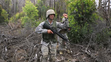 soldados militares durante un ejercicio de entrenamiento con armas