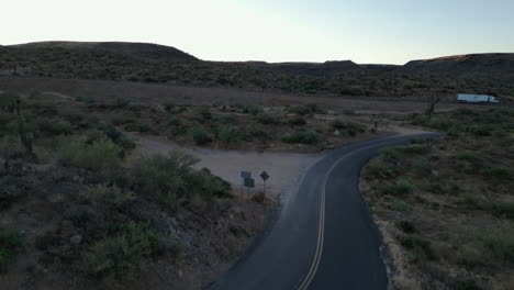 Carretera-Del-Desierto-En-Las-Primeras-Horas-De-La-Mañana-Sombreada.