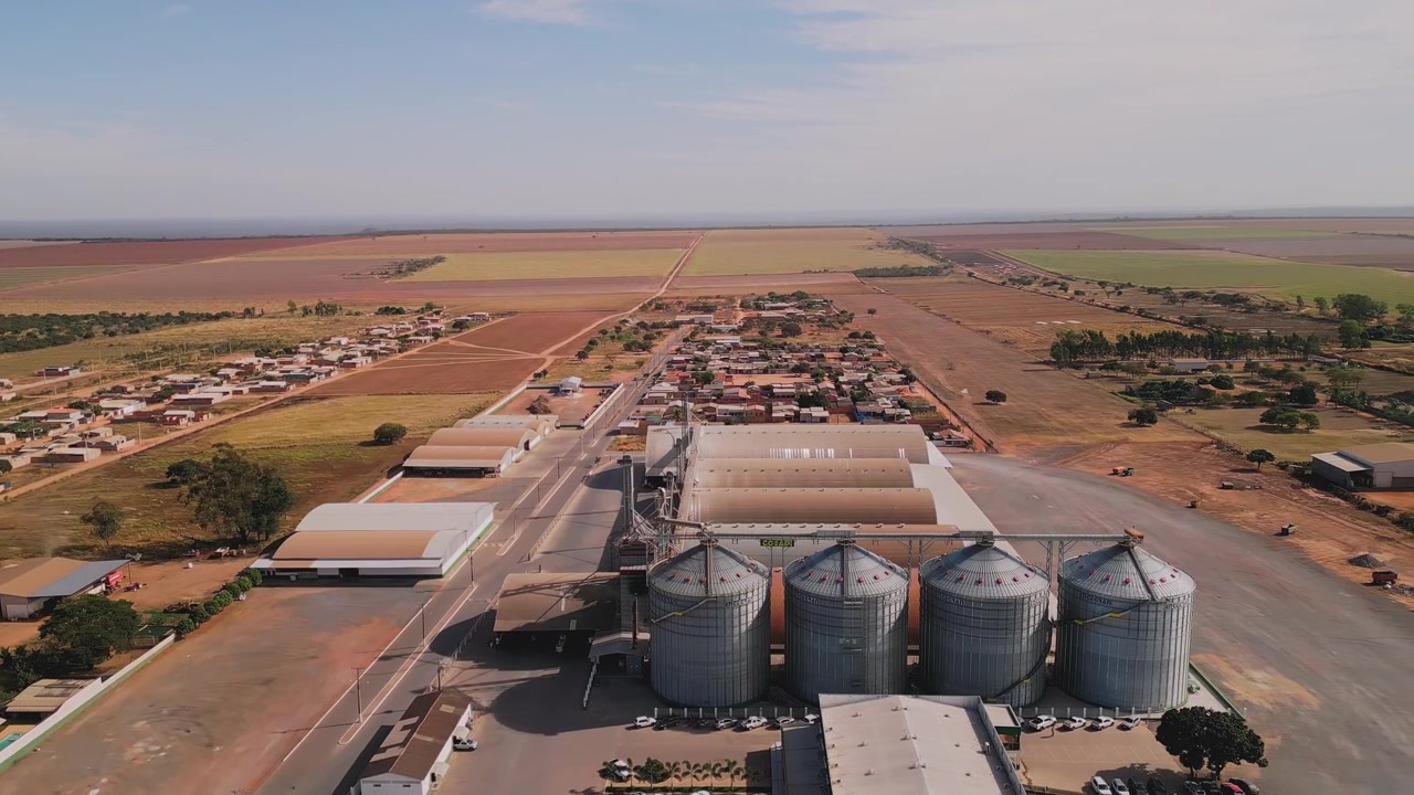 Vista aérea de uma grande instalação de silos de grãos para armazenar produtos agrícolas, localizada na zona rural do Brasil