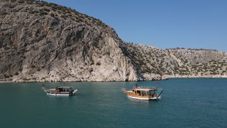 vacaciones en barco en la costa