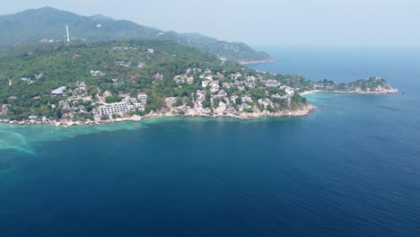 Strandresorts-Und-Gemütliche-Bungalows-Bieten-Einen-Atemberaubenden-Blick-Auf-Die-Haibucht