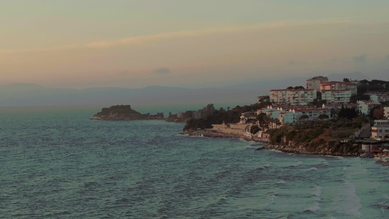vista aérea de la playa de mujeres de kusadasi turquía con drone