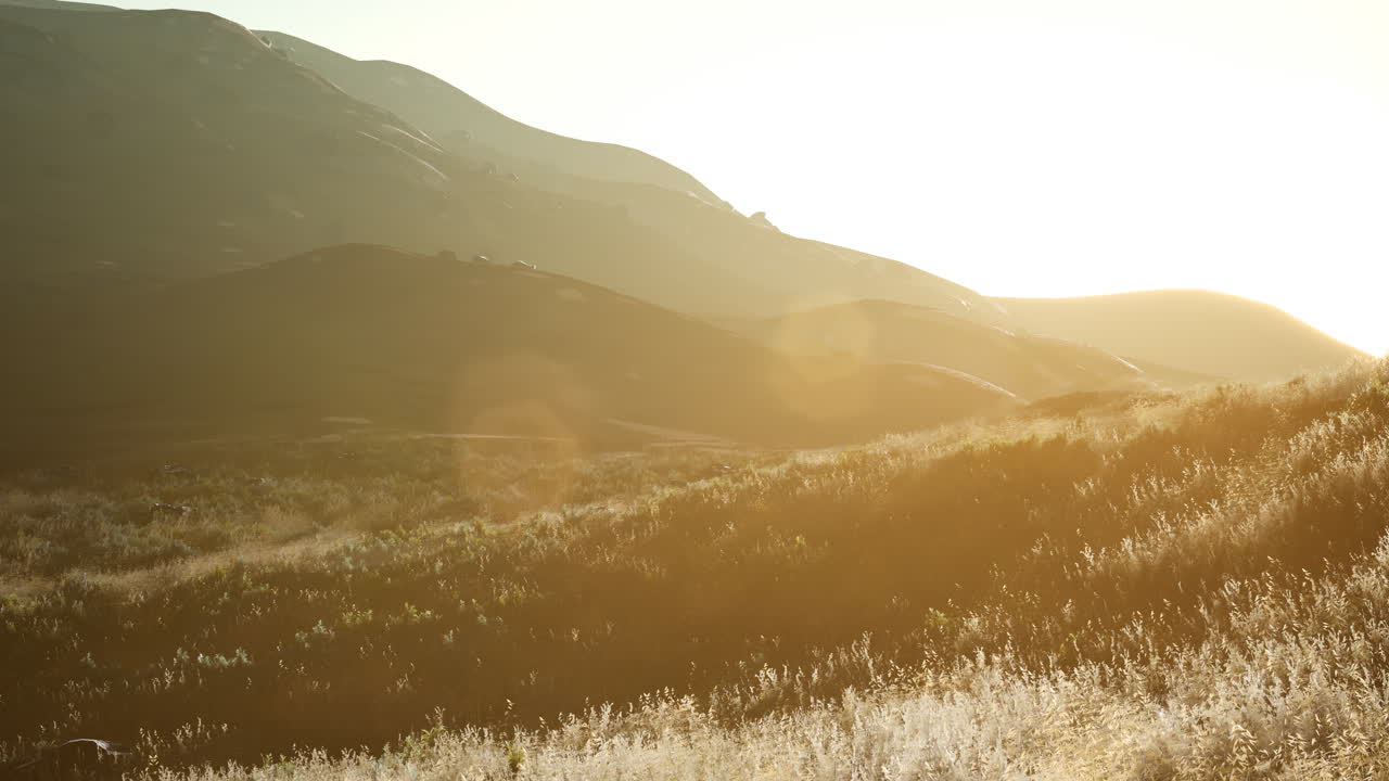 계곡  ⁇  위에 해가 지는 것