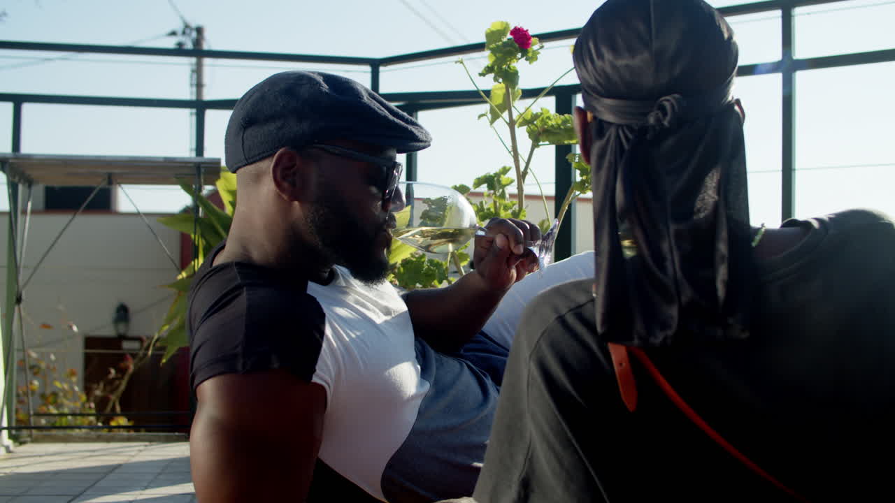 옥상 테라스에 누워 와인을 마시는 잘 생긴 게이