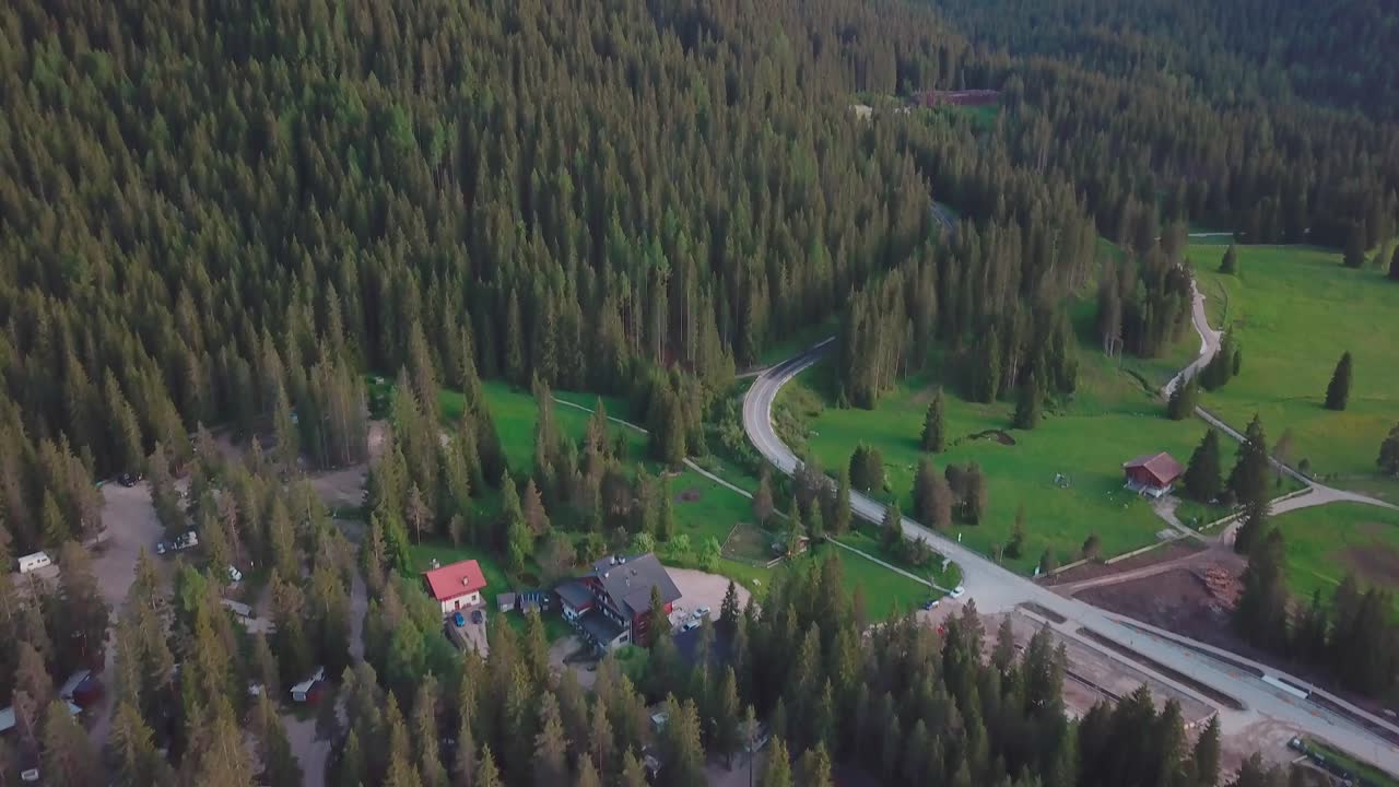 hacia adelante revelan una toma aérea inclinada hacia arriba en los alpes con un pico que se muestra al final