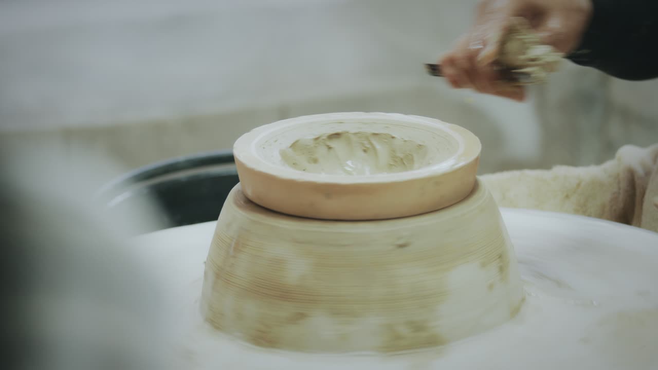 느린 동작,  점토에서 도자기 제품을 만드는 마스터 도자기