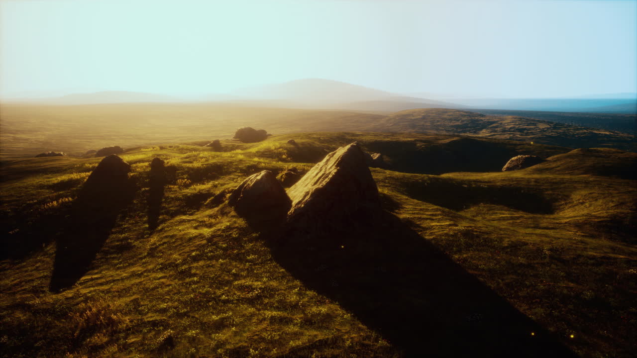 언덕 과 바위 들 이 있는 조용 한 해 가 지는 풍경