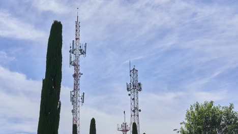 lapso de tiempo de antena de telecomunicaciones, red de telefonía celular 5g para conectividad móvil