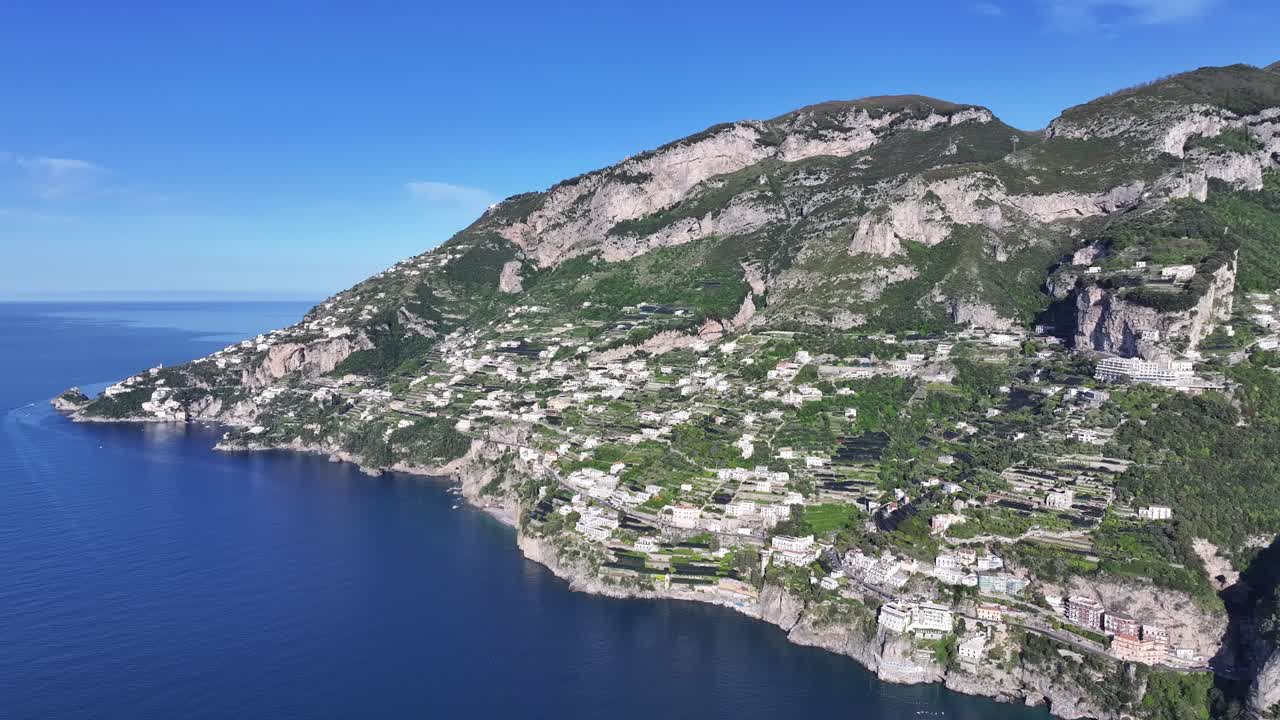 Costiera Amalfitana a Praiano, Salerno, Italia. Paesaggio della spiaggia. Punto di riferimento turistico. Costiera Amalfitana a Praiano, Salerno, Italia. Skyline del Golfo di Salerno. Paesaggio urbano costiero. Mar Mediterraneo.