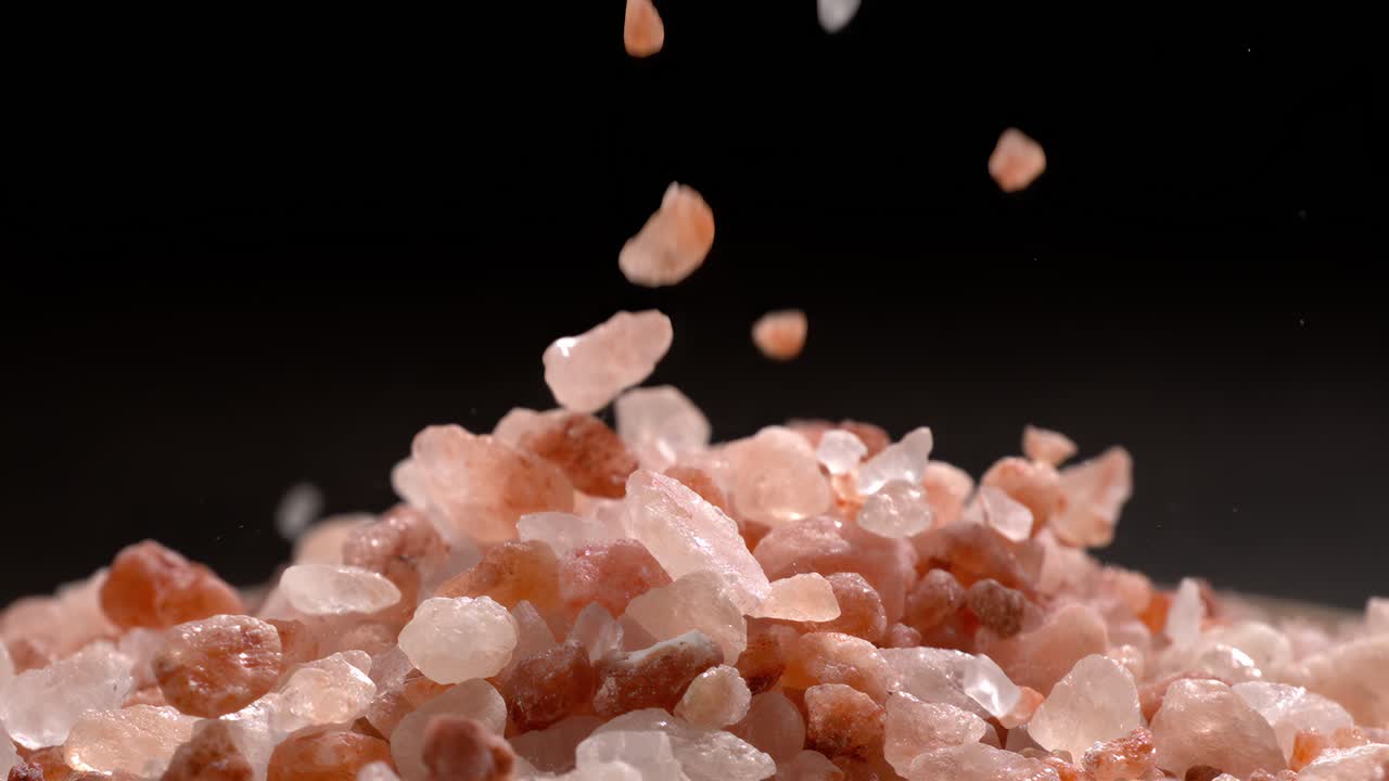 Sale rosa dell'Himalaya al rallentatore, condimento minerale naturale per cucina salutare e idee spa. Super slow motion 1500 fps