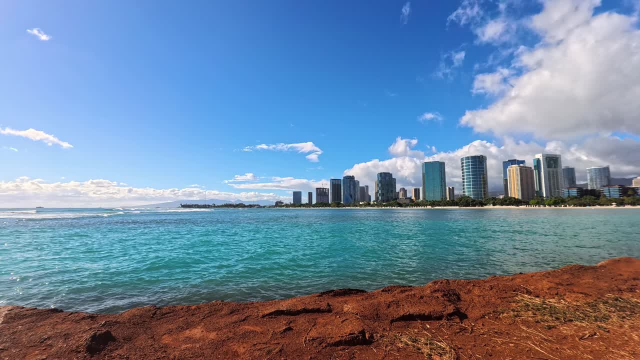 Vista panoramica della costa di Honolulu attraverso l'oceano nelle Hawaii, USA