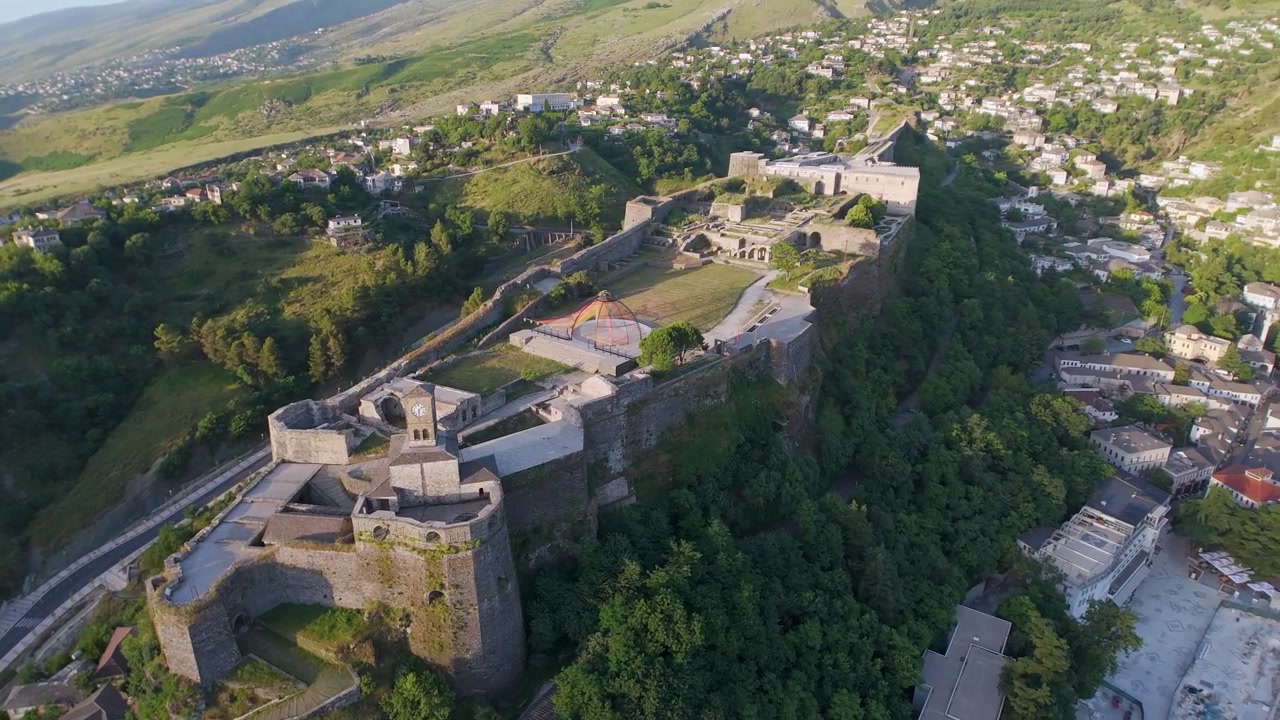 Castello di Gjirokastra nella Valle del Drino, luce calda del mattino, orbita drone ad alta angolazione.