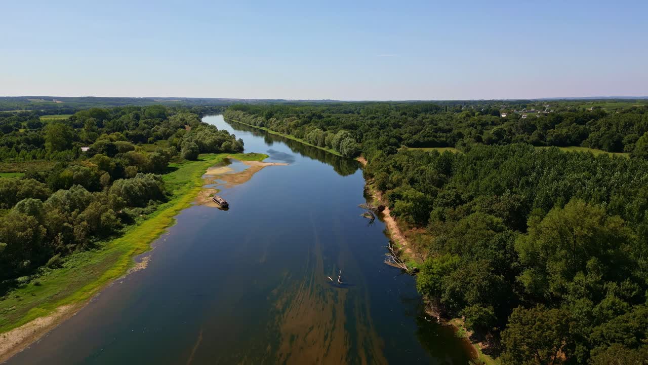 Fiume Vienne e campagna vicino a Chinon, Francia. Drone aereo all'indietro