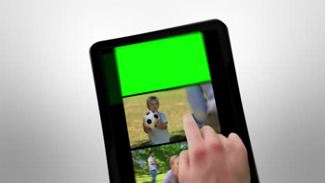 computadora tablet animada que muestra a la familia al aire libre