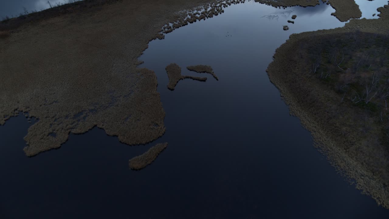 완벽하게 평온한 물은 습지 습지 땅은 푸른 하늘에 구름을 반영합니다