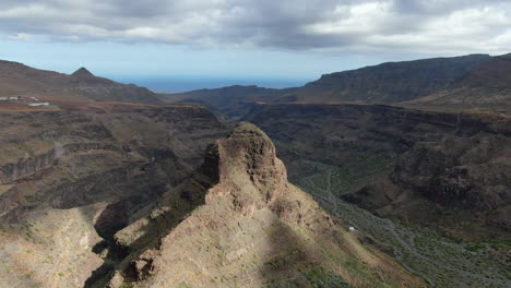 Fortaleza-De-Ansite,-Toma-Aérea-De-La-Montaña-Ubicada-Cerca-De-La-Fortaleza-De-Ansite-En-La-Isla-De-Gran-Canaria