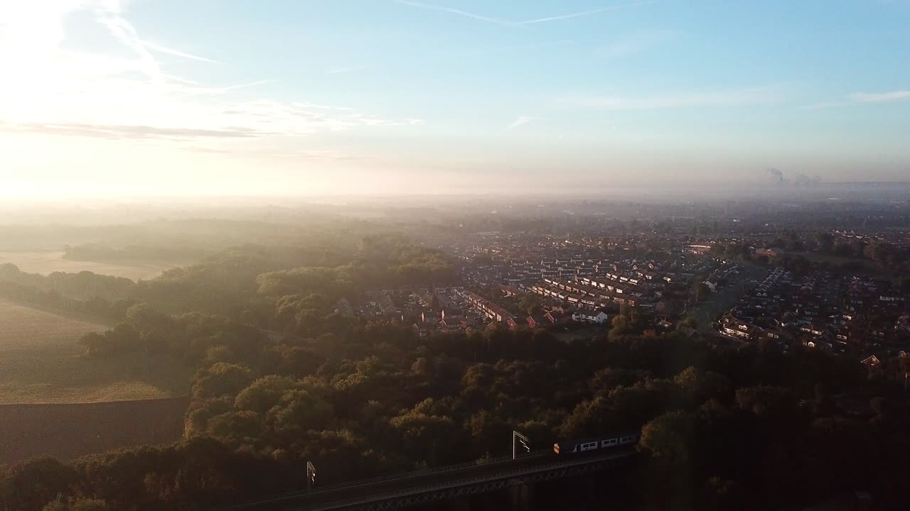 왼쪽에서 오른쪽으로 다리를 건너는 기차와 함께 시골을 내다보는 정적 공중