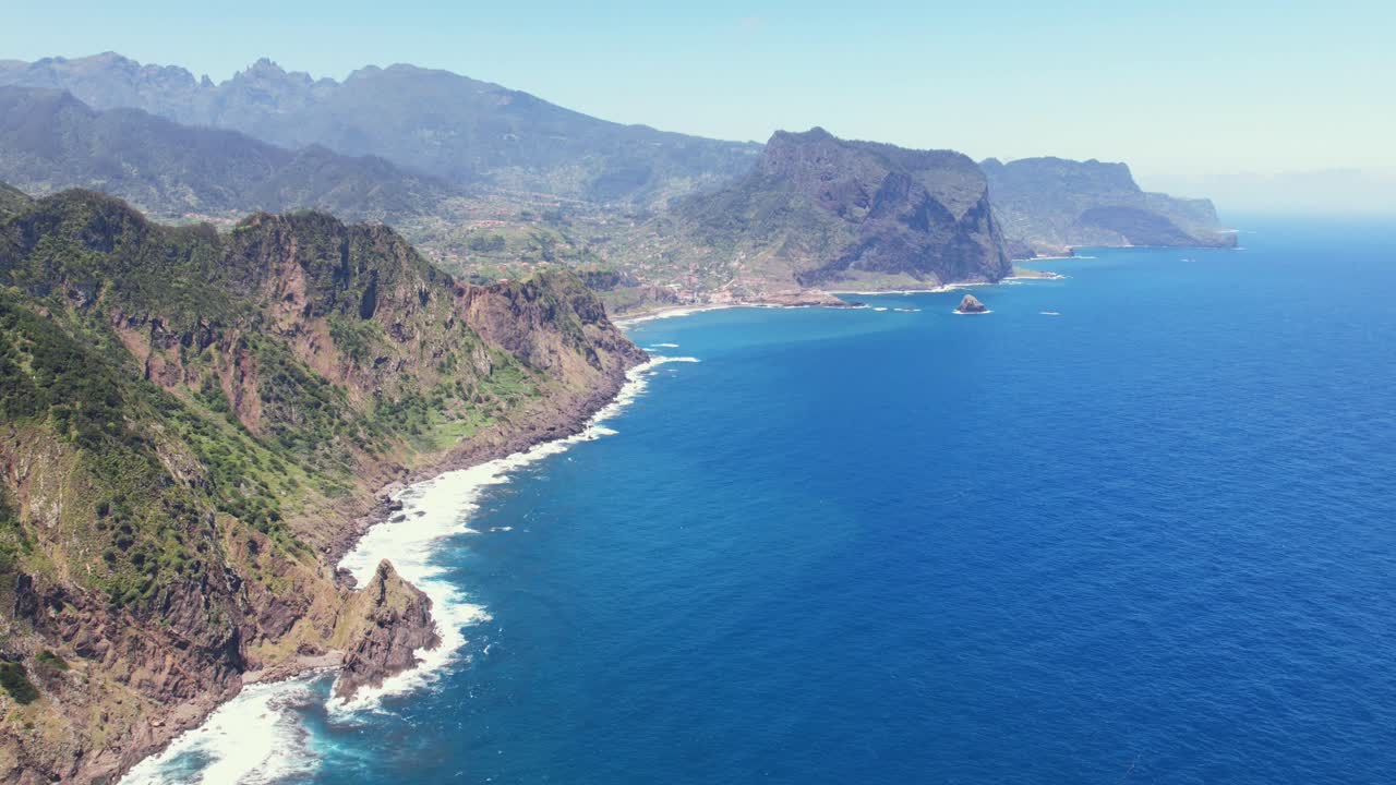 Time lapse de aguas azules del océano rompiendo contra la pintoresca costa, revelando los escarpados acantilados en Verada do Larano cerca de Boca do Risco en Madeira, Portugal. Vista aérea con dron 4K