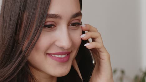 mujer hablando por telefono