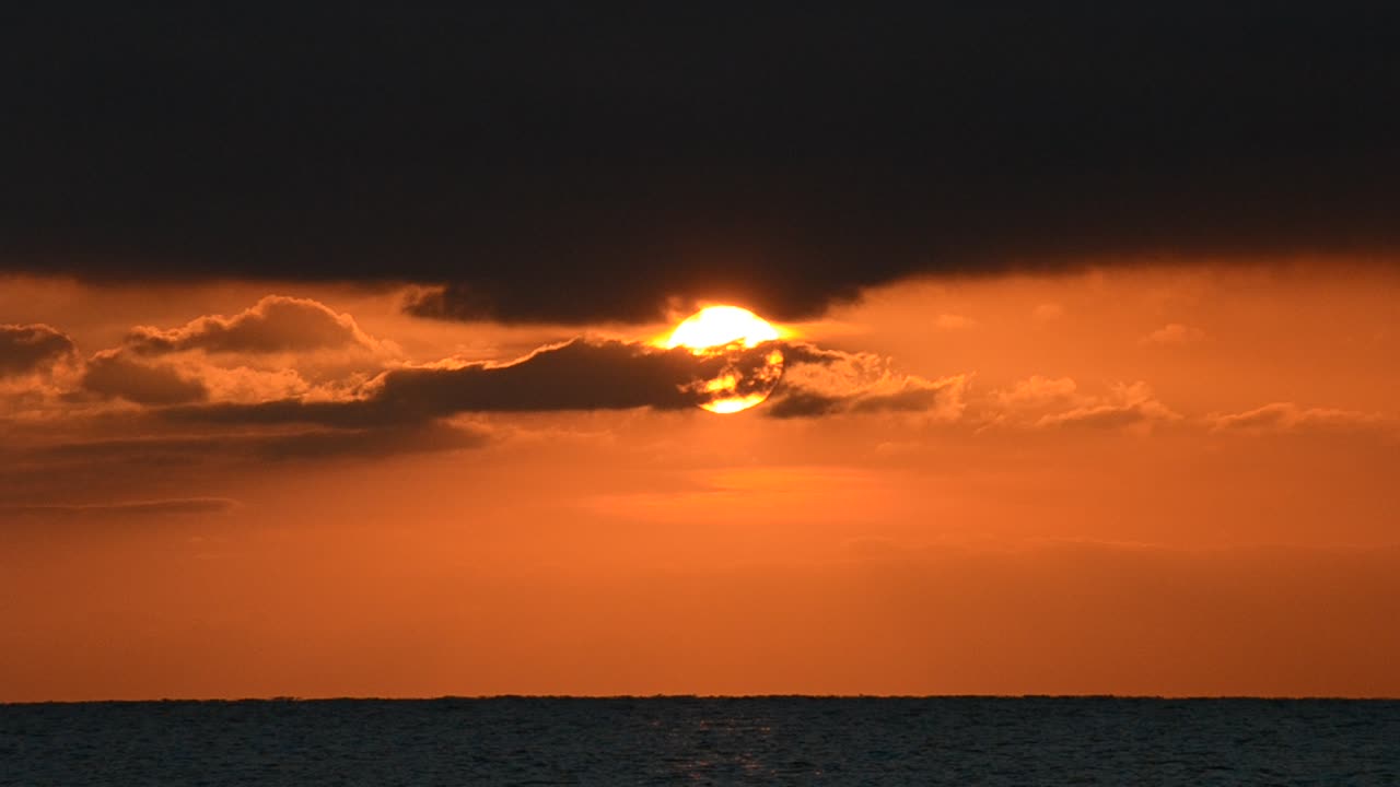 Rot-violetter Sonnenuntergang über dem Meer