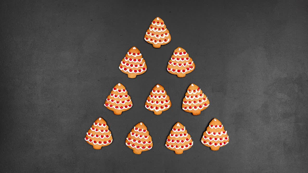 animação em stop motion com biscoitos em forma de árvore de natal em um fundo de quadro preto