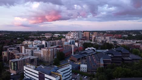 Hermosa-Vista-Aérea-De-La-Ciudad-Suburbana-De-Londres-En-La-Puesta-De-Sol-De-Verano