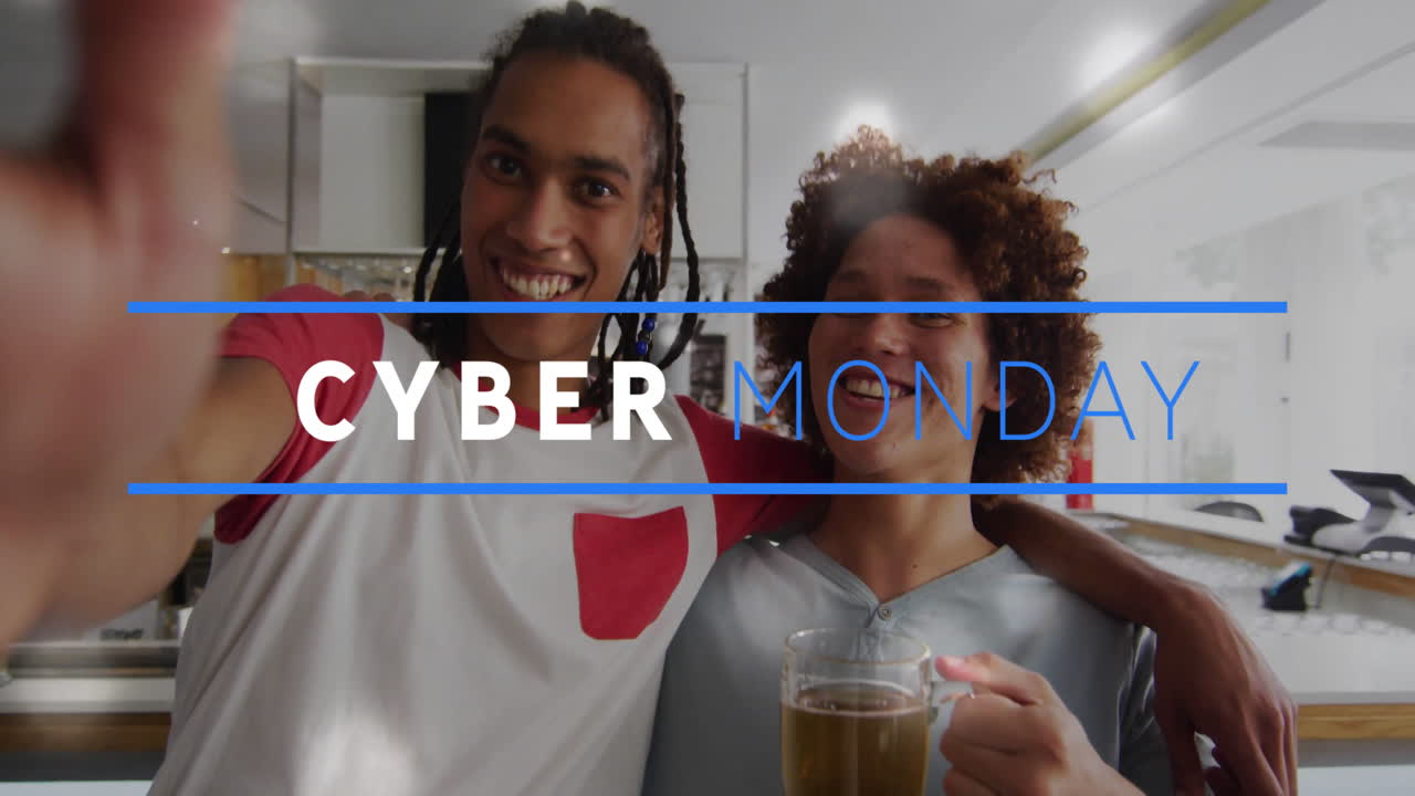 Animazione di amici che sorridono a casa con testo "Cyber Monday" in sovrimpressione.