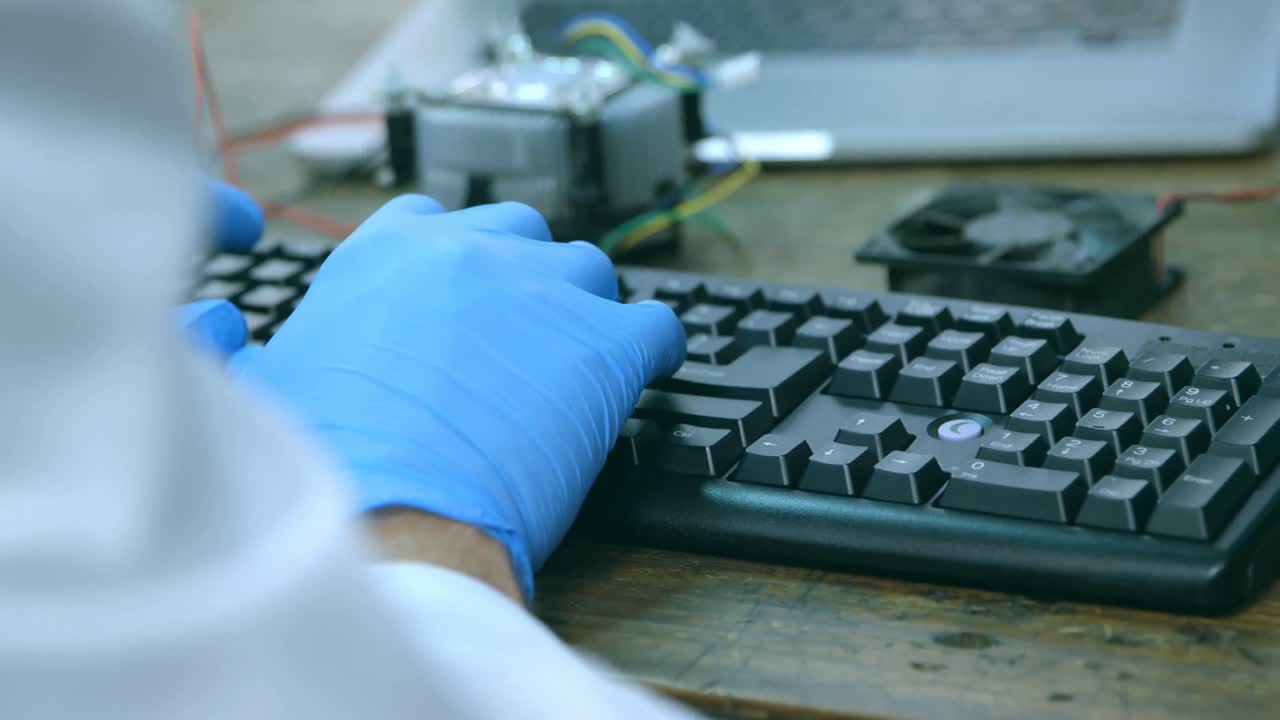 primer plano de un ingeniero robótico usando una computadora de escritorio en el escritorio 4k