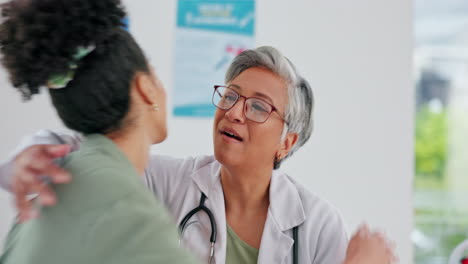 médico, paciente y abrazo para la atención médica