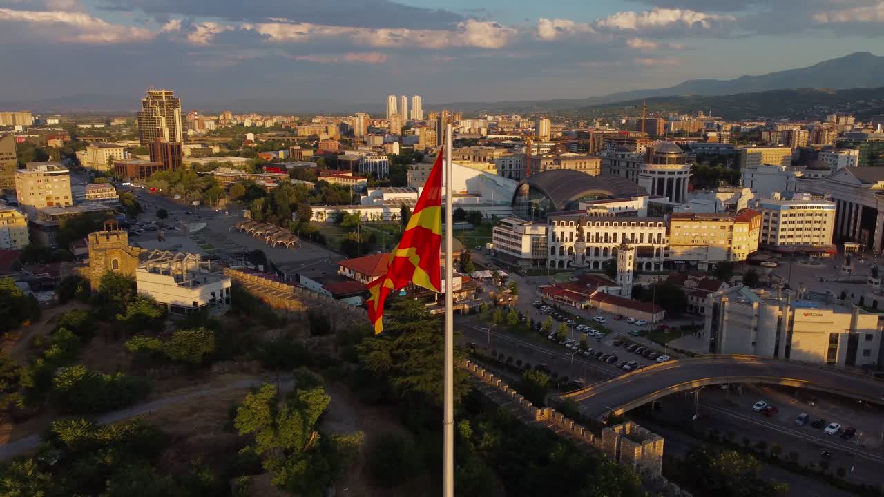 Luftfoto av Nord-Makedonsk flagg som blafrer i vinden over Skopje festning.