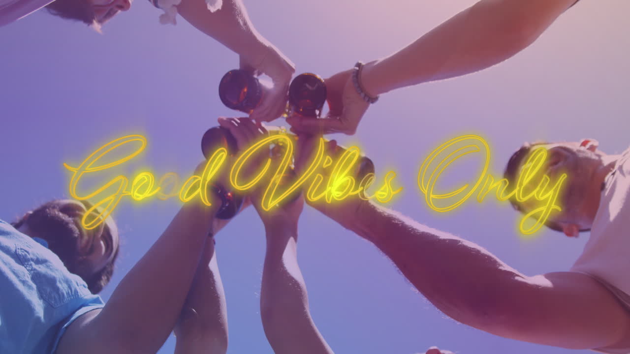 다양한 남성 친구들이 맥주와 함께 토스트하는 손을 통해서만 좋은 진동의 애니메이션