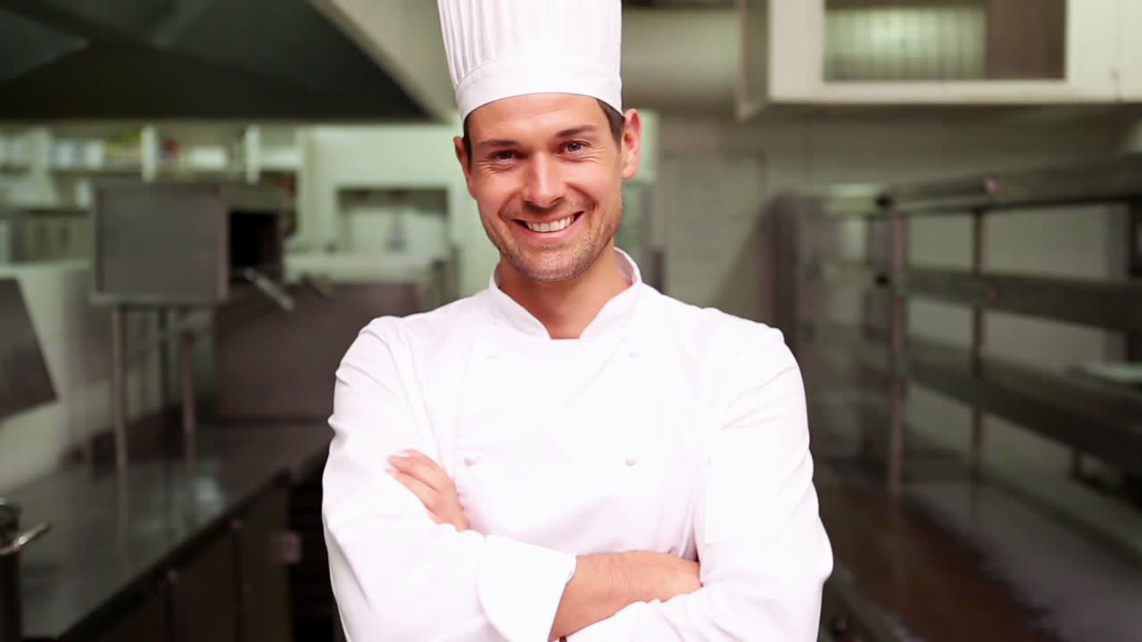 el chef sonriendo a la cámara