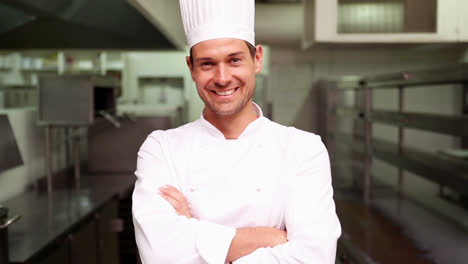 Chef-Sonriendo-A-La-Cámara-