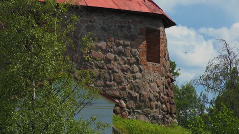 Die-Natürliche-Schönheit-Des-Grünen-Laubs-Und-Der-Steinmauer-Der-Museumsfestung-Korela,-Russland