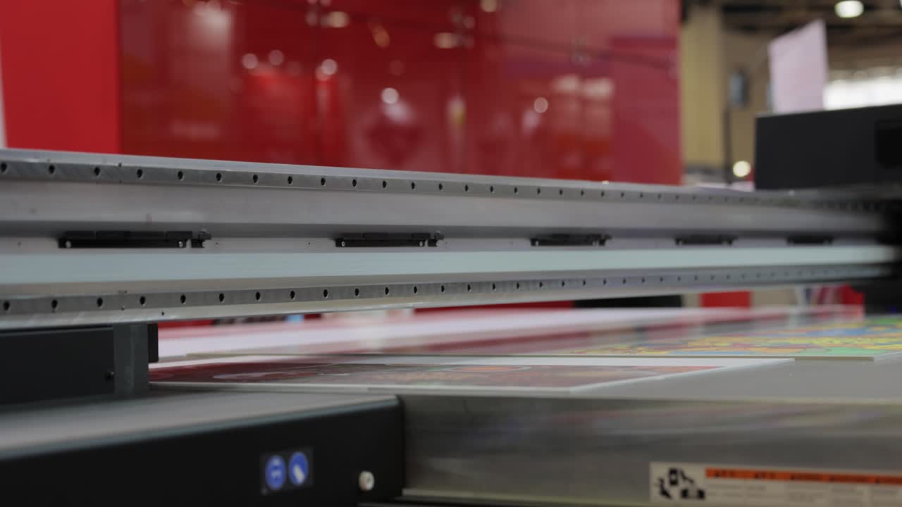 현대의 디지털 대형 자외선 프린터. 인쇄 생산 기술. 자외선 핀은 자외선 치료 가능한 잉크에 낮은 강도 자외선 복용량을 적용하는 과정입니다.